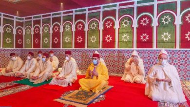صورة أمير المؤمنين صاحب الجلالة الملك محمد السادس يؤدي صلاة عيد الفطر المبارك
